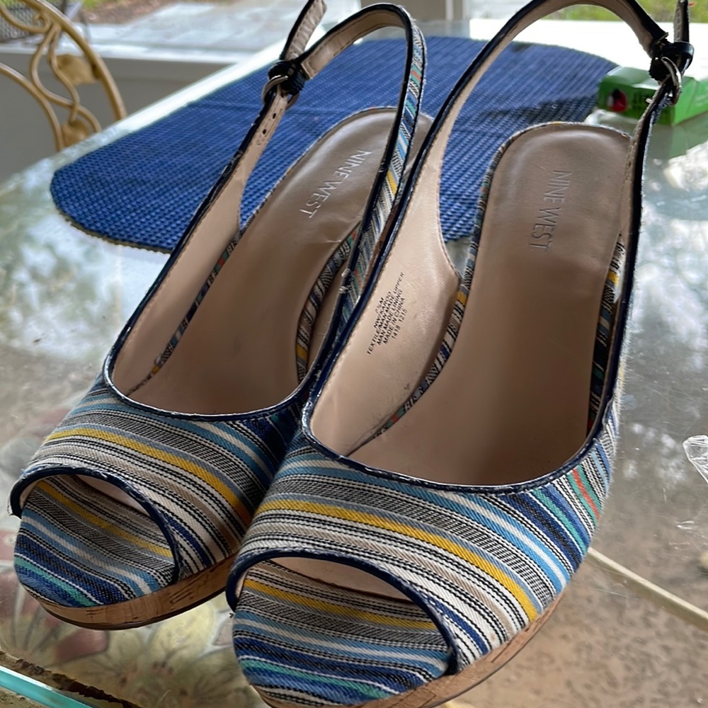 Nine West sling back. Platform heel wear it with any color!